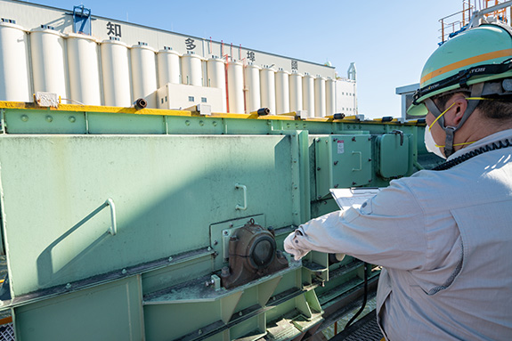 写真：構内巡視、現場作業